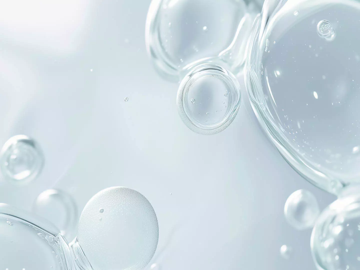 Helle Flüssigkeit, in der sich Blasen gebildet haben als Sinnbild, dass eine trockene Kopfhaut ein feuchtigkeitsspendendes Shampoo benötigt
