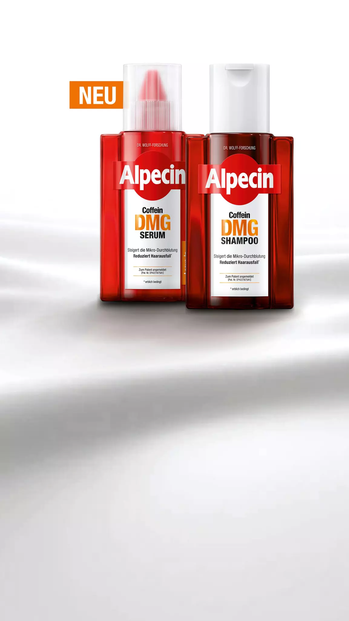 Eine Flasche Alpecin Coffein DMG Shampoo und eine Flasche Alpecin Coffein DMG Serum stehen aufrecht auf einer glatten Oberfläche  