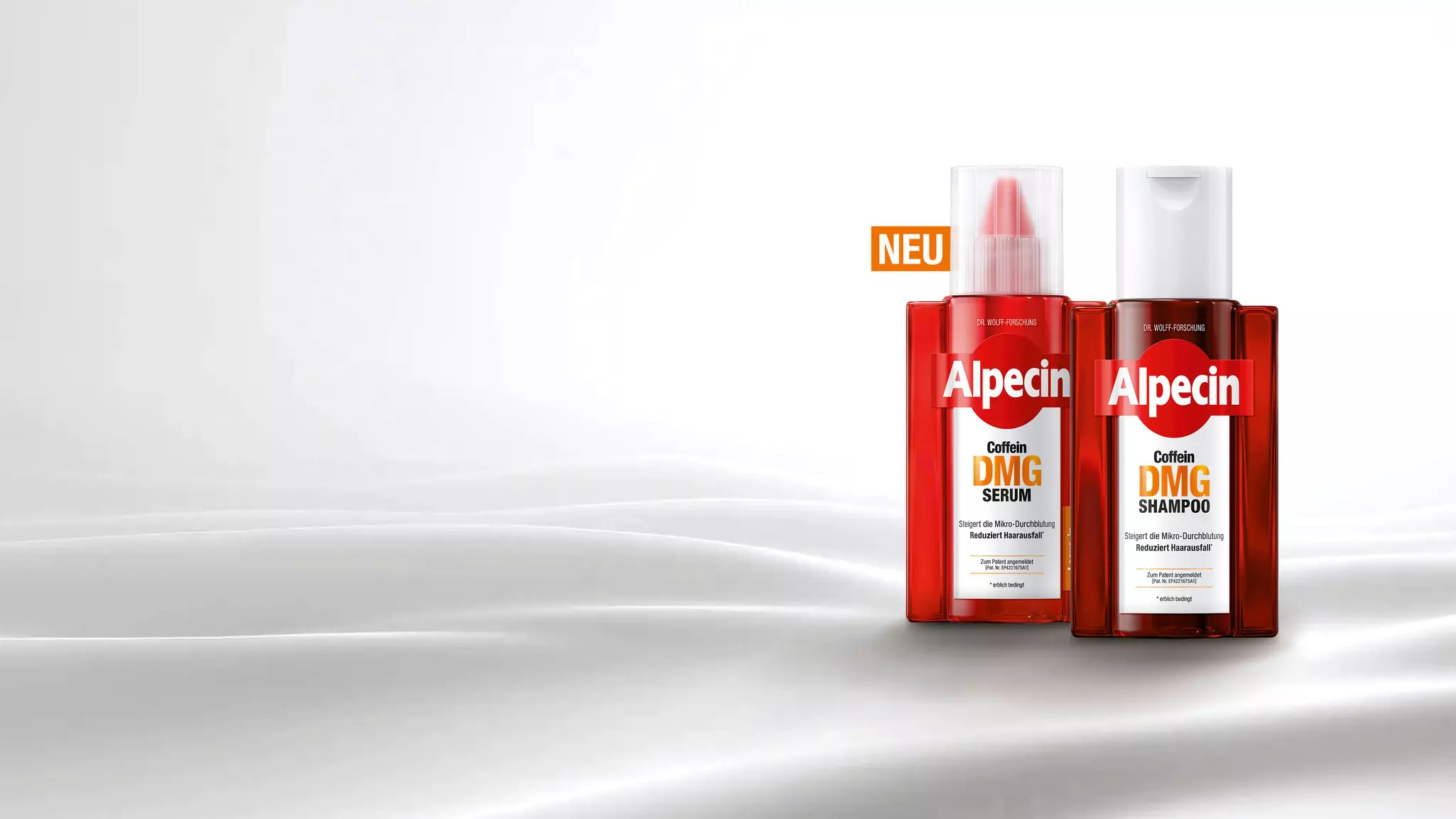 Eine Flasche Alpecin Coffein DMG Shampoo und eine Flasche Alpecin Coffein DMG Serum stehen aufrecht auf einer glatten Oberfläche  
